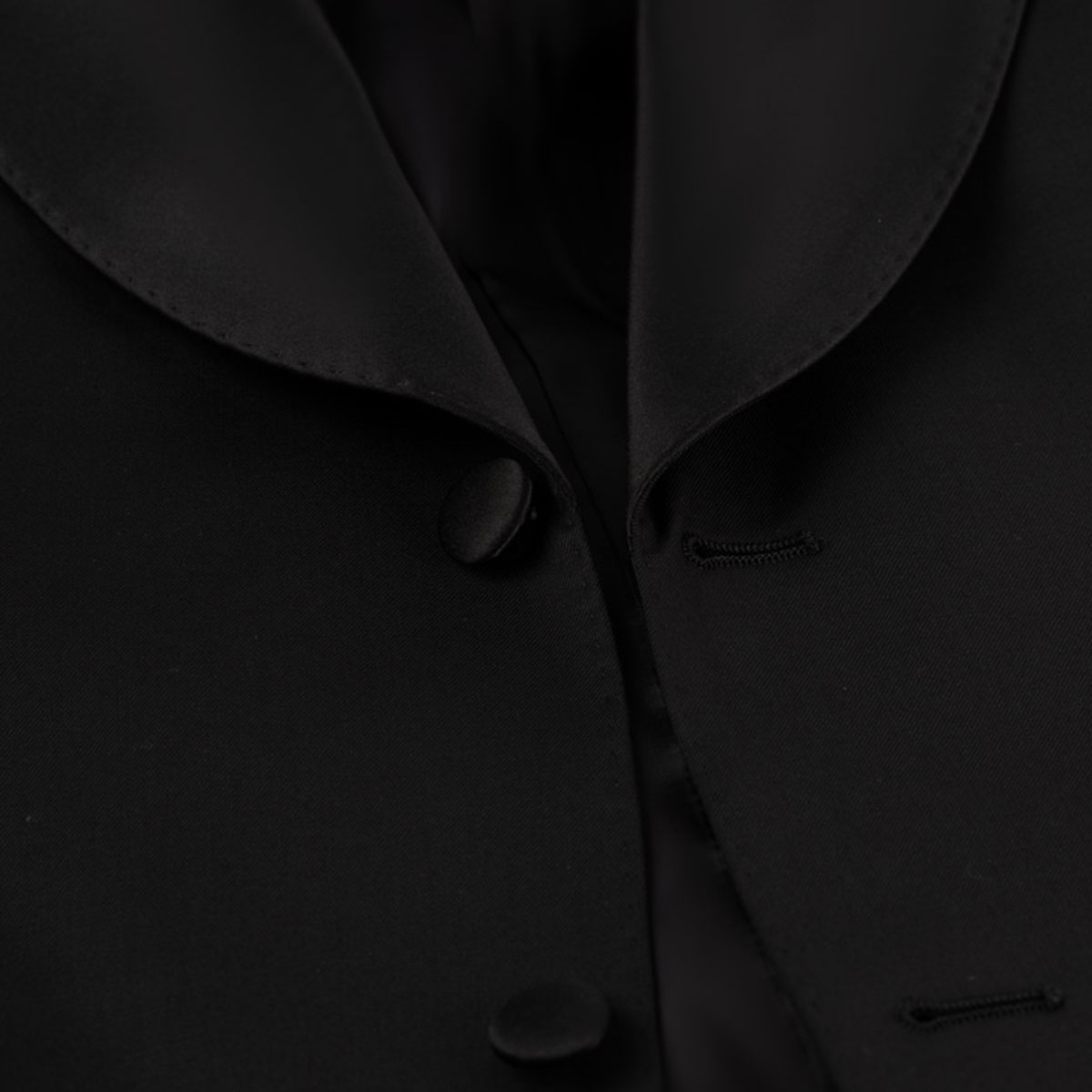 Schalfasson und satinbezogene Knöpfe in schwarz Schwarze Schalfasson und satinbezogene Knöpfe