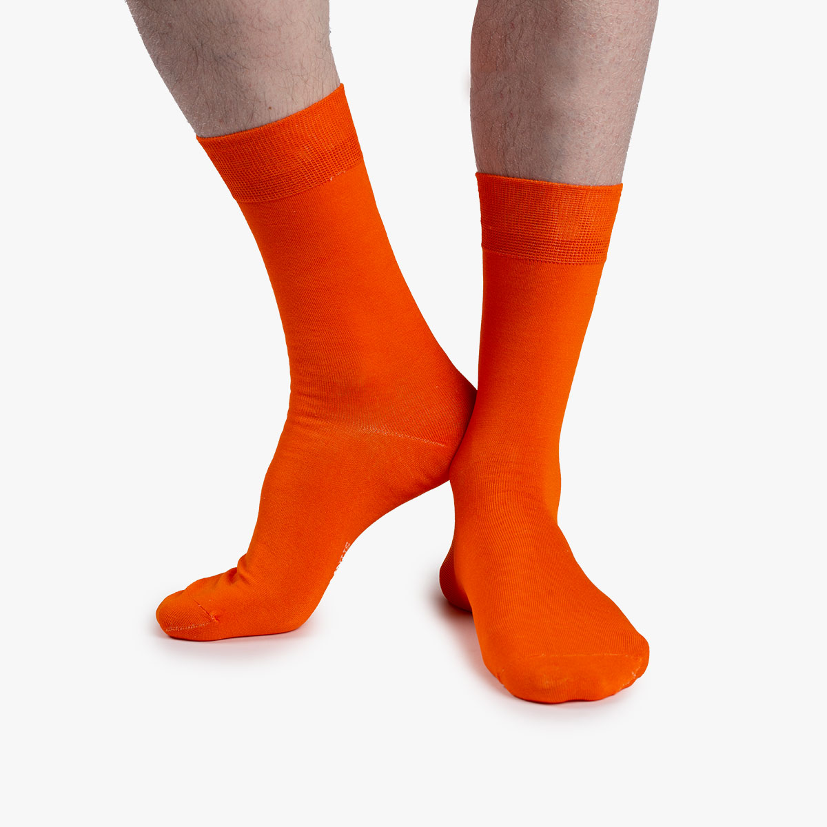 Socken in orange aus der Sockenbox am Fuß
