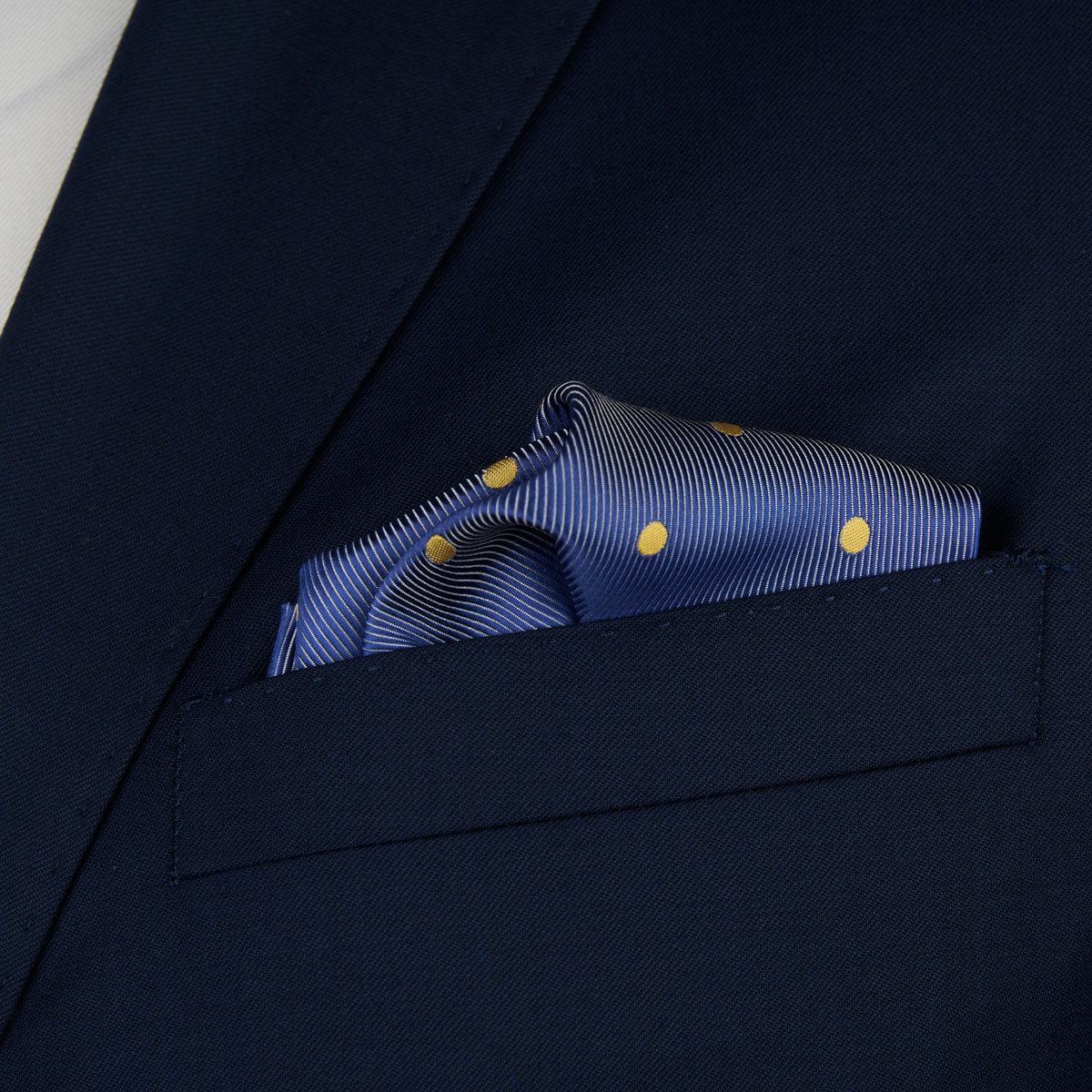 Einstecktuch aus reiner Seide in Blau mit gelben Punkten  Einstecktuch aus reiner Seide in Blau mit gelben Punkten