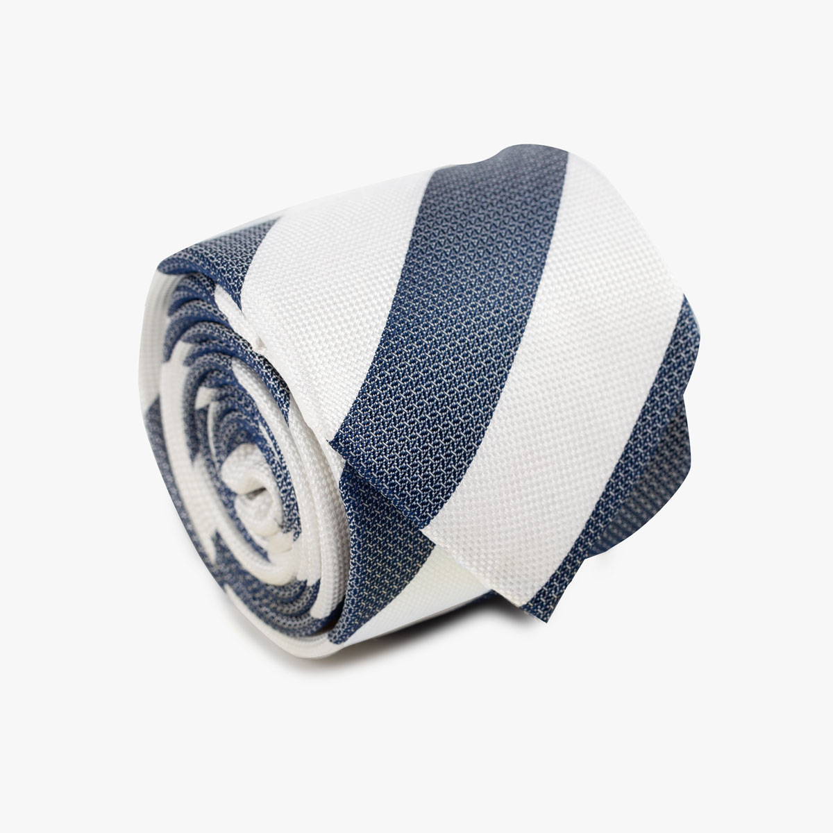 Aufgerollte Krawatte mit breiten Streifen in dunkelblau und weiß