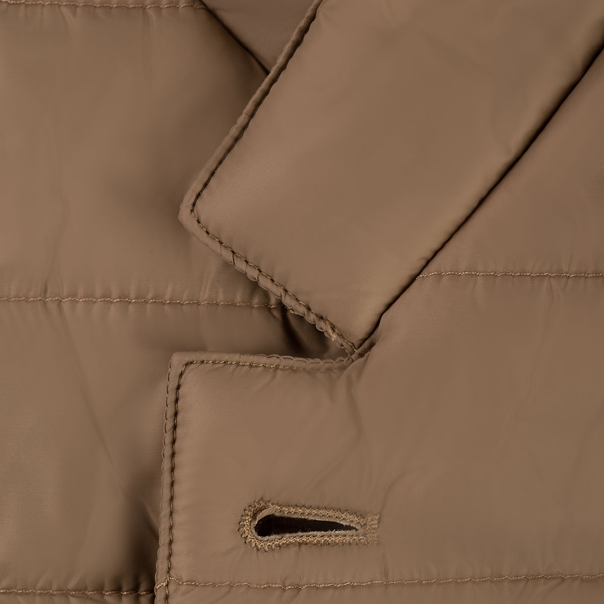 Wattierte Steppweste in beige mit Stehkragen Beigefarbene Steppweste wattiert mit Stehkragen