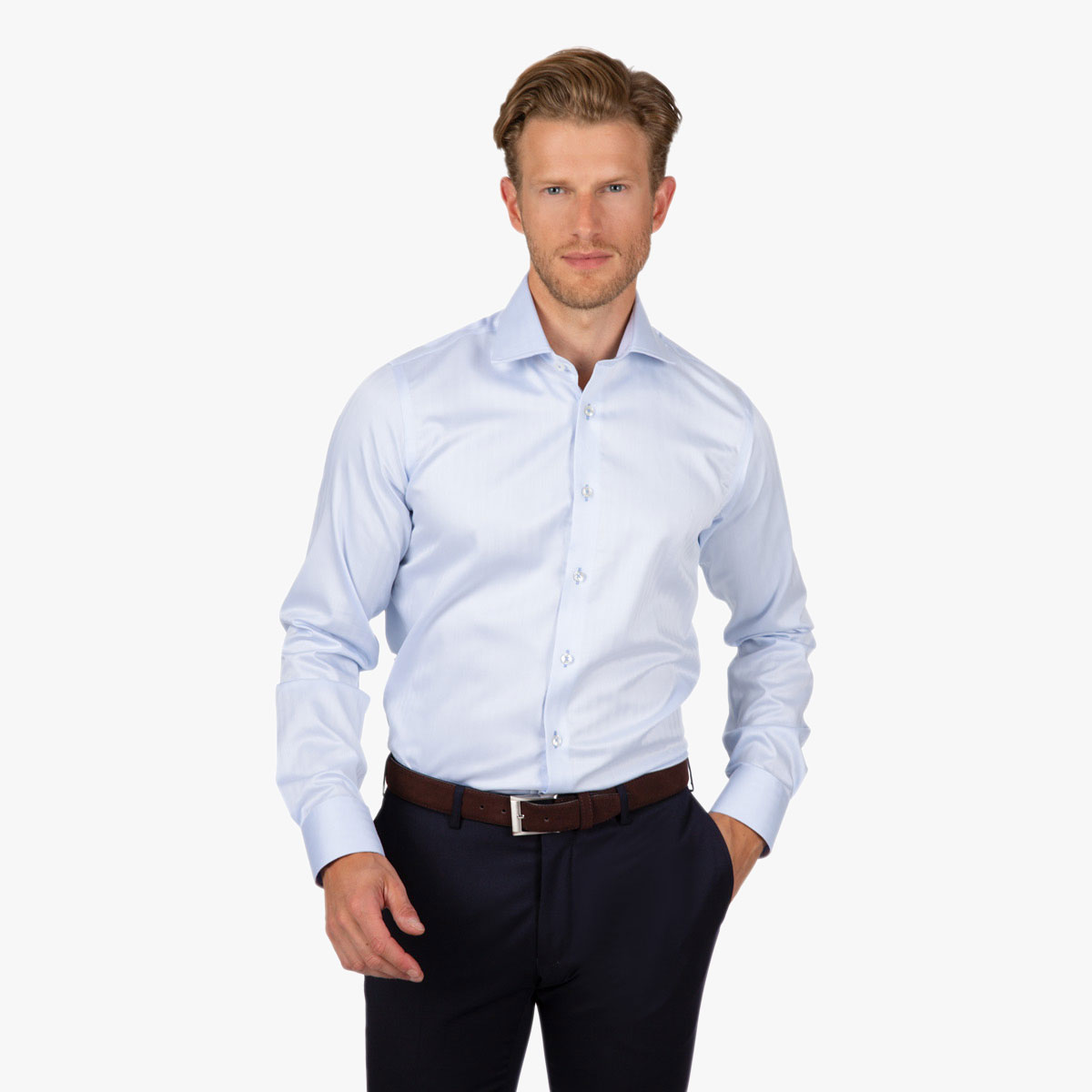Hellblaues Slim Fit Hemd mit Fischgrat mit extra langem Arm und Rumpf Slim Fit Hemd in hellblau mit Fischgratmuster mit extra langem Arm und Rumpf
