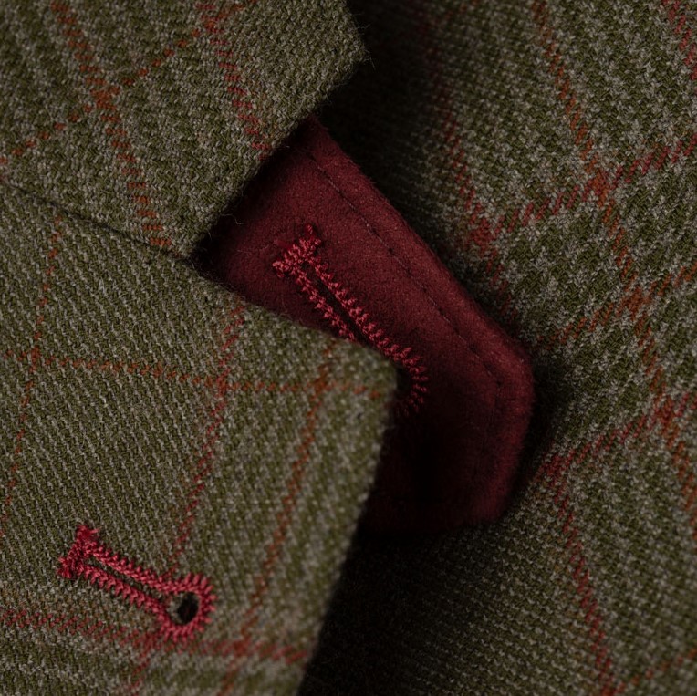 Zierschlaufe in rot unter dem Kragen Rote Zierschlaufe unter dem Kragen