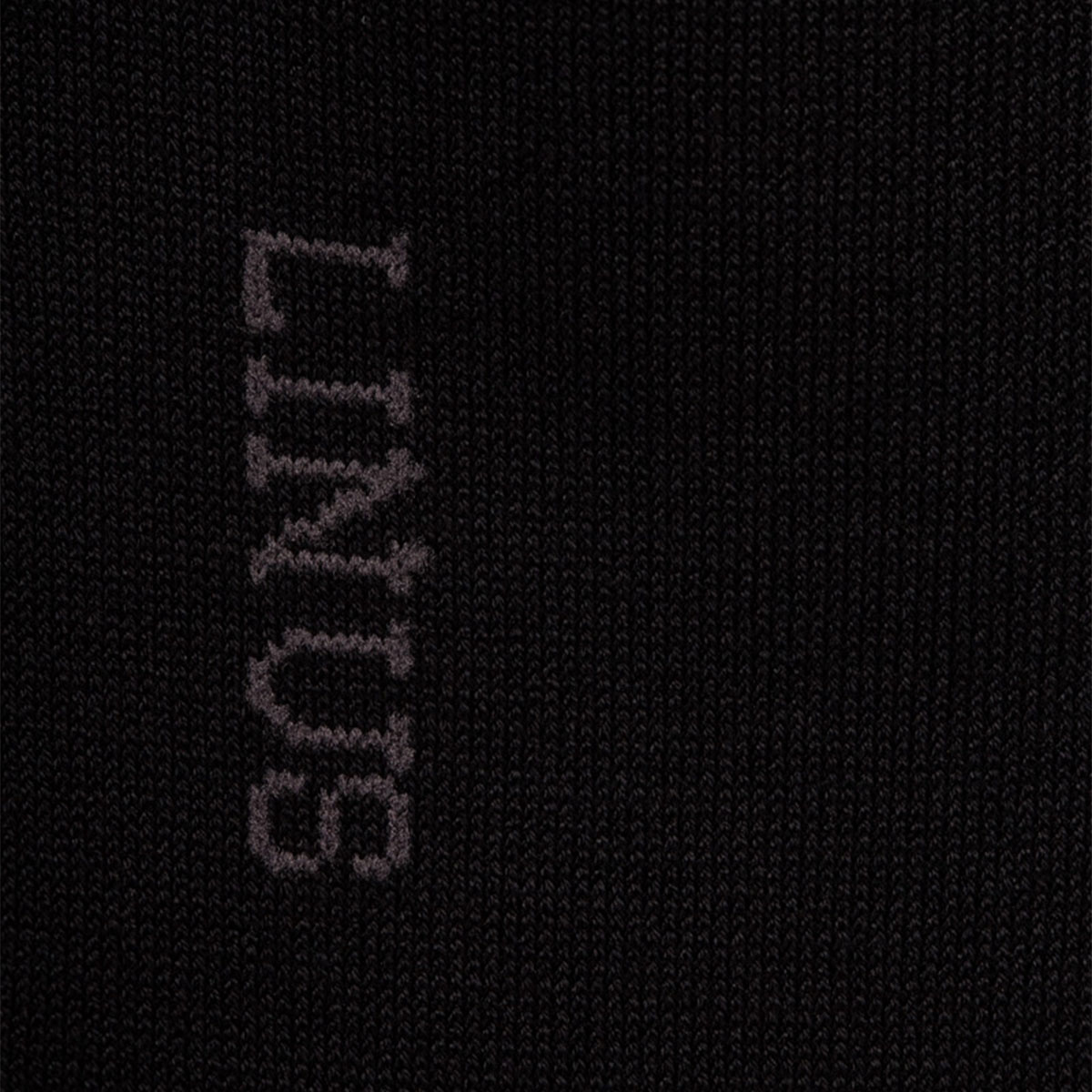 Closeup Einzelpaar Socken schwarz Logo Closeup vom Einzelpaar Socken in schwarz mit Logo