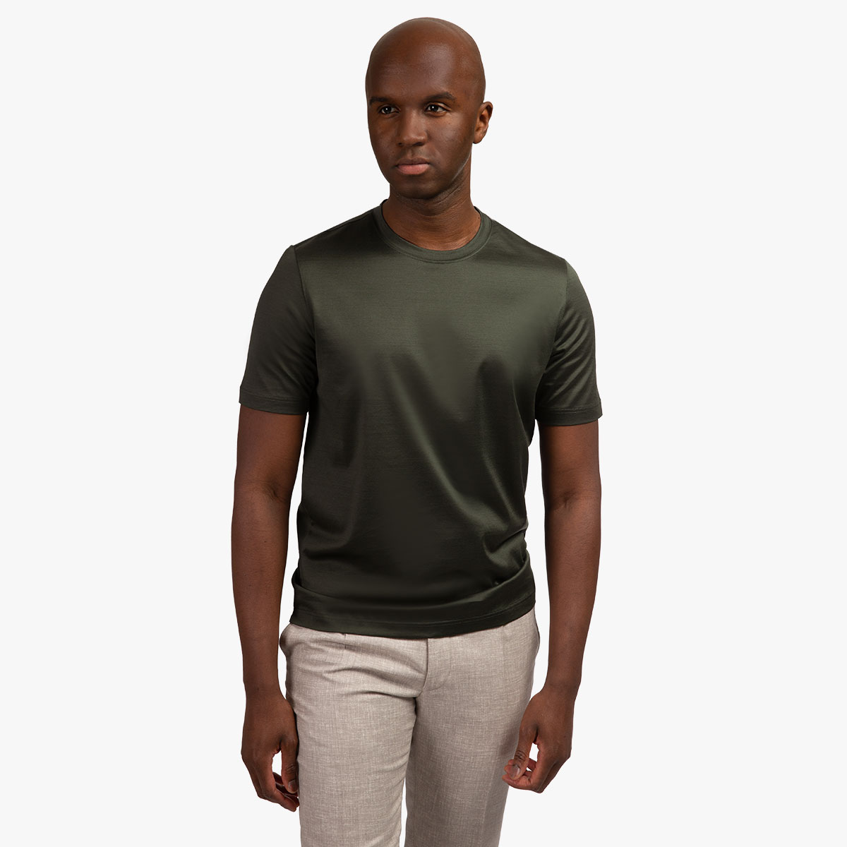 Leicht glänzendes T-Shirt in grün mit Rundhals Leicht glänzendes Rundhals-T-Shirt in grün