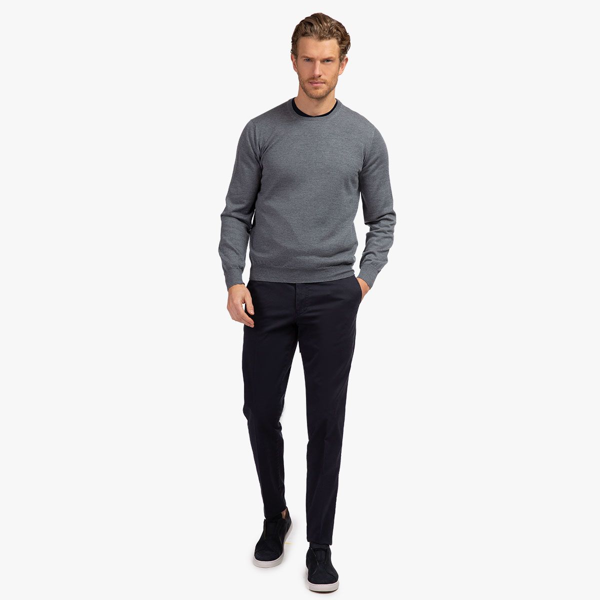 Smart Casual Outfit mit dunkelgrauem Pullover