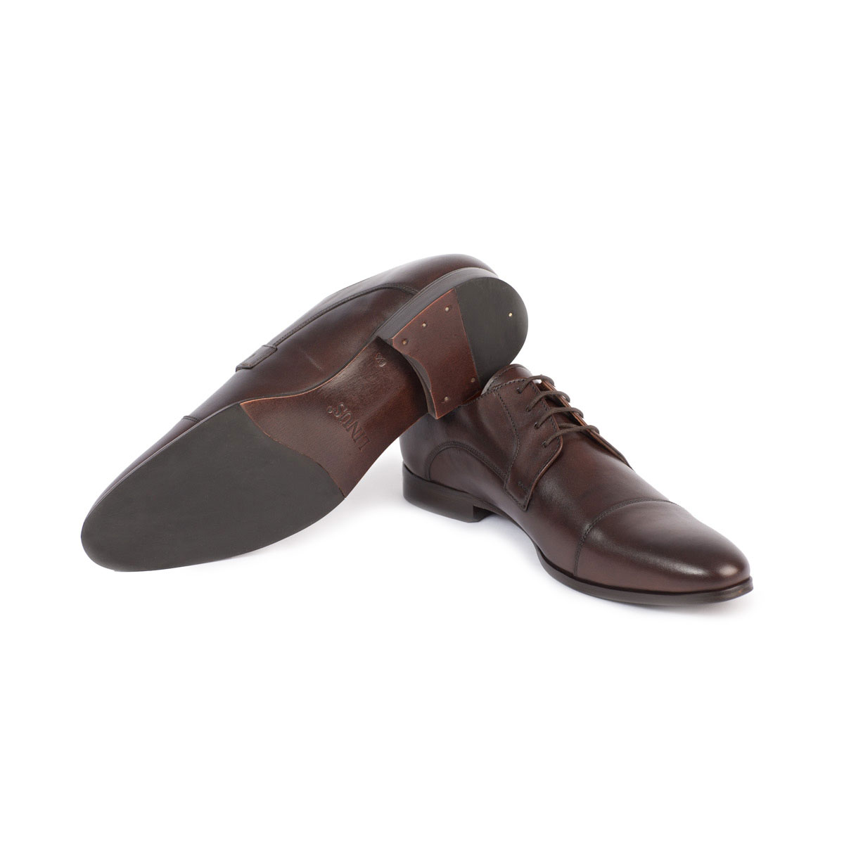 Moderner Herrenschuh mit aufgesetzter Zehenkappe Aufgesetzte Zehenkappe am modernen Herrenschuh
