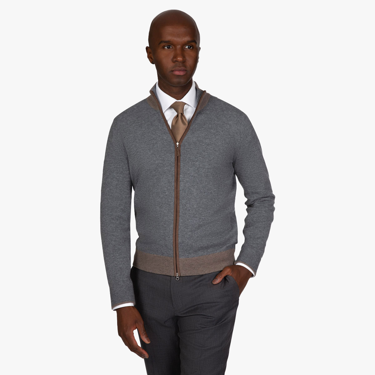 Grauer Zip-Cardigan mit braunen Akzenten Grauer Zip-Cardigan mit Akzenten in braun