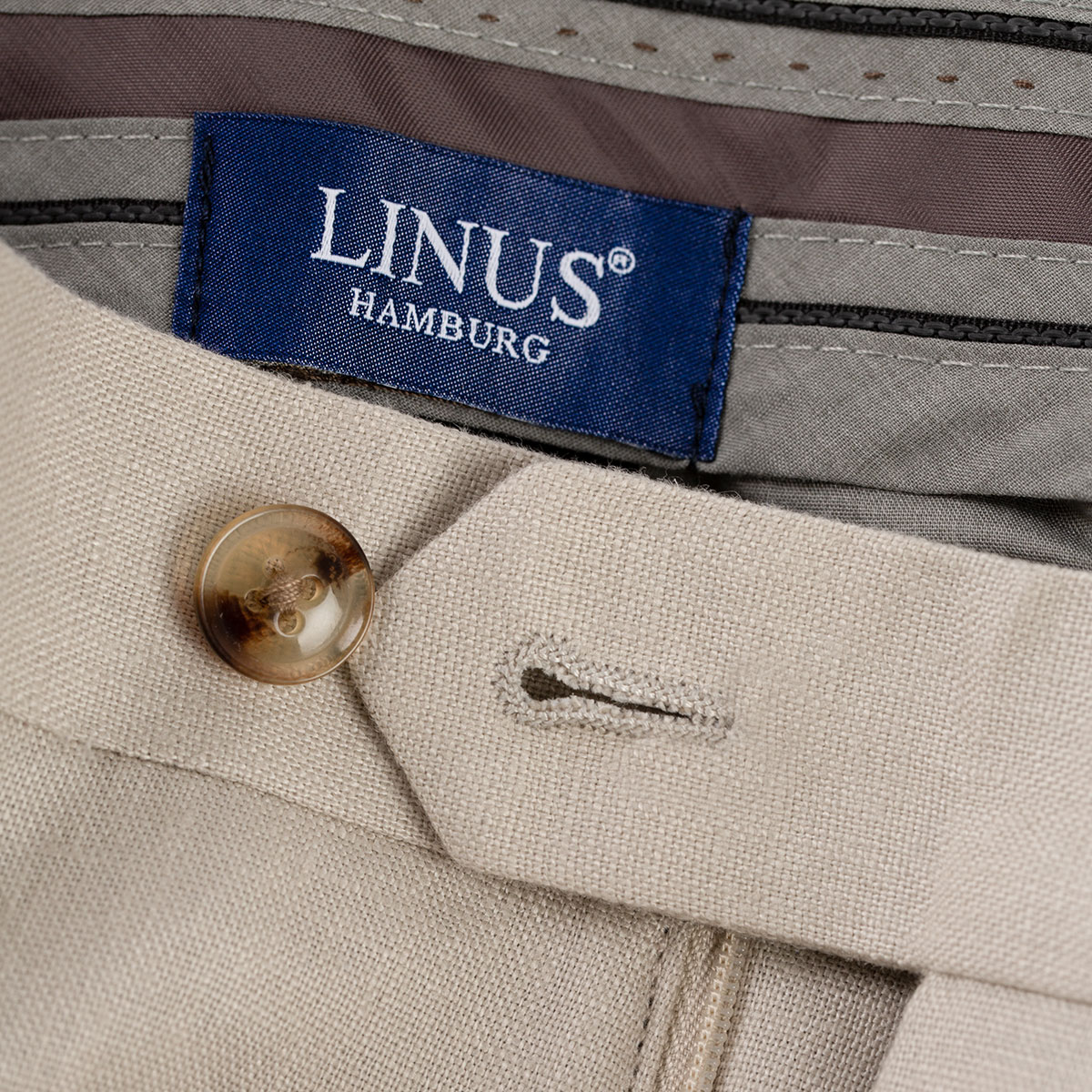Hose mit Knopfverschluss und Hemden-Stopper im Hosenbund