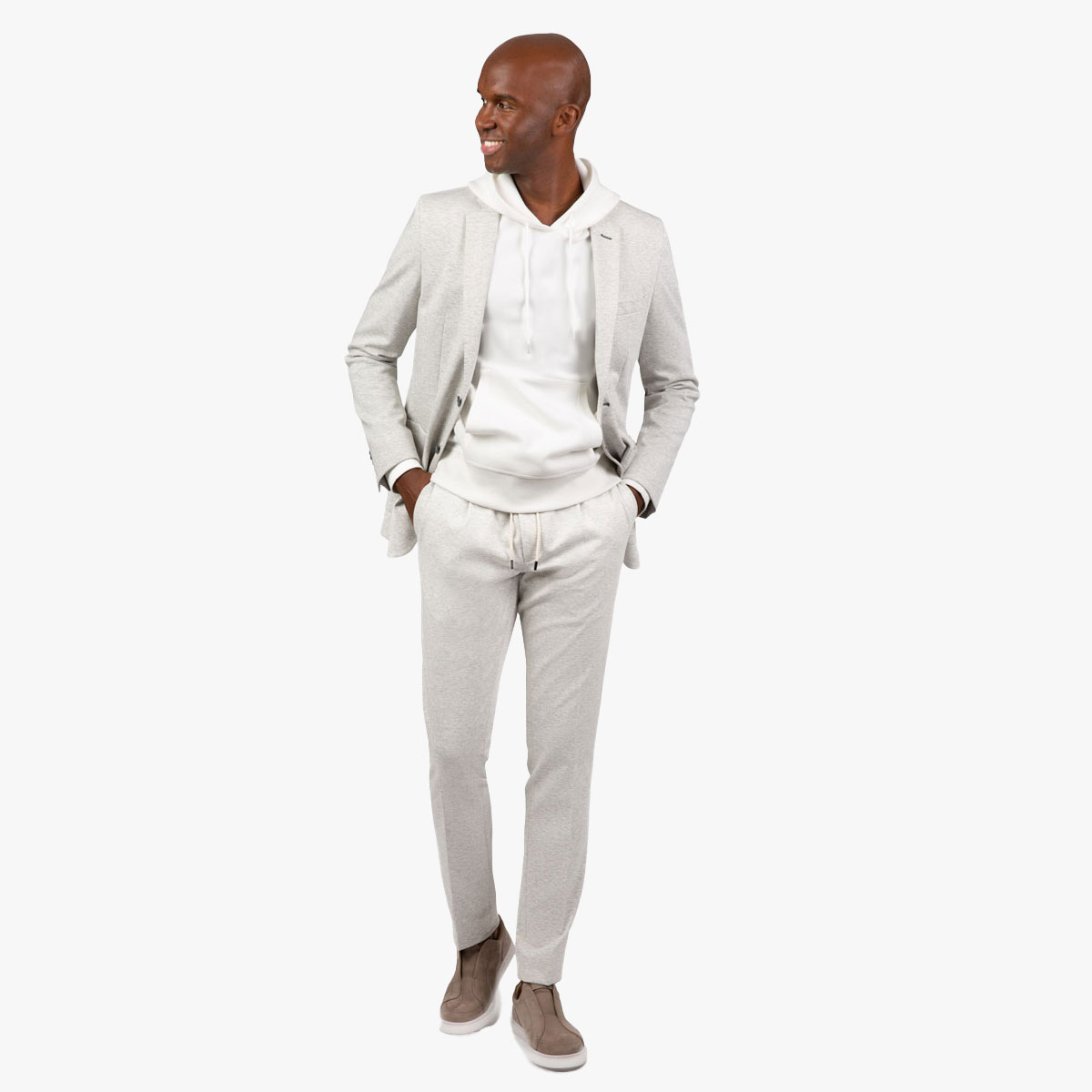 Lässiger Jersey-Anzug kombiniert mit weißem Hoodie