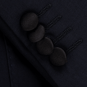 Stoffbezogene Kissing Buttons an der Manschette Manschetten mit stoffbezogenen Kissing Buttons