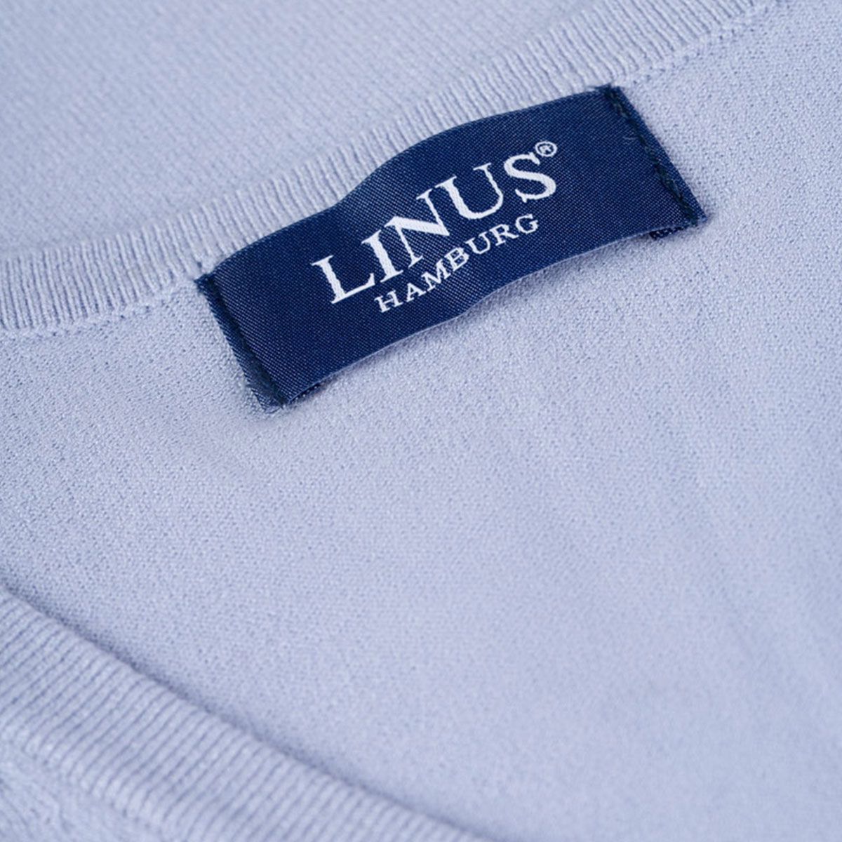 V-Pullover mit Rippstrick-Abschlüssen Hellblauer Pullover mit Abschlüssen aus Rippstrick