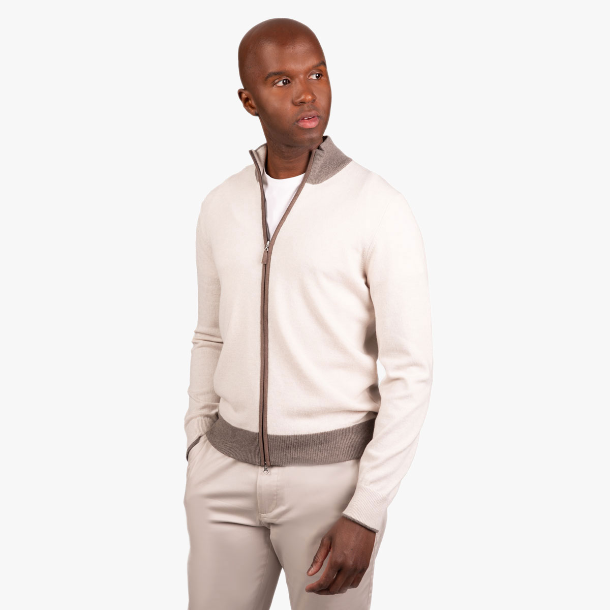 Zip-Cardigan in ecru mit braunen Akzenten Ecrufarbener Zip-Cardigan mit Akzenten in braun
