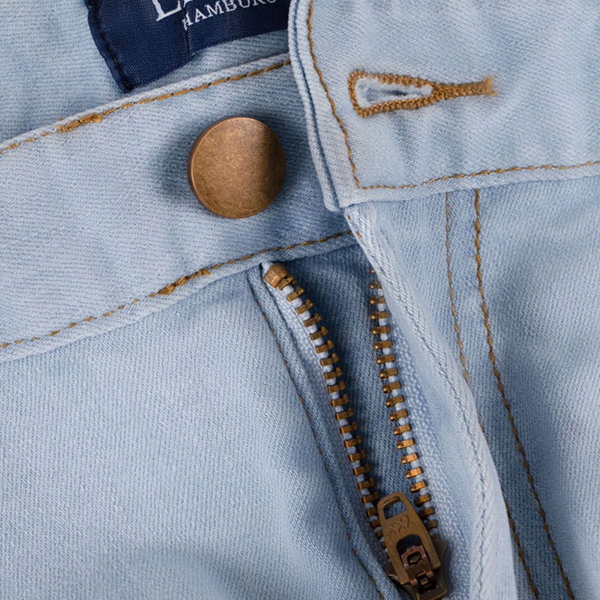 Hellblaue Jeans raw mit Reißverschluss am Hosenbund