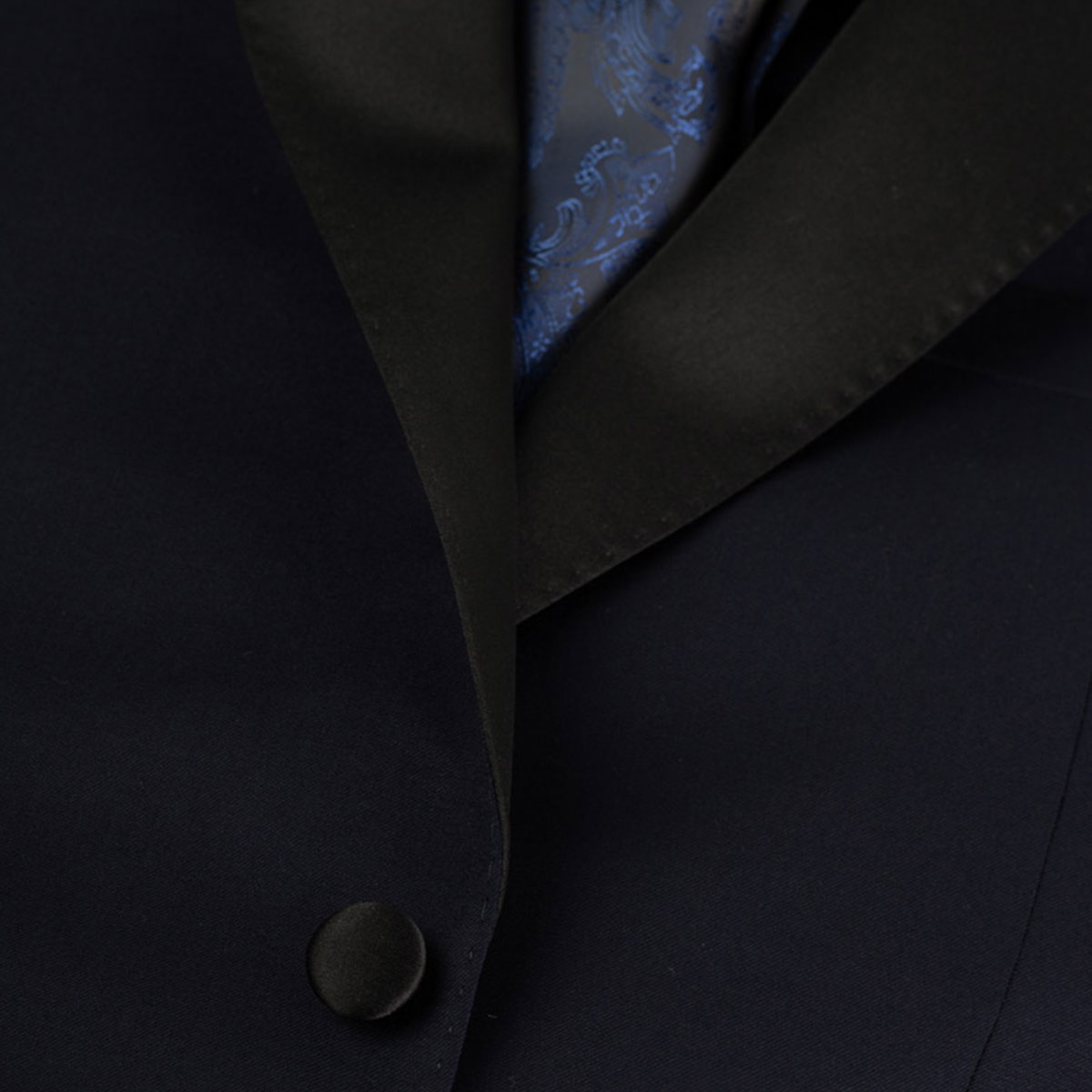 Smoking Sakko in dunkelblau mit steigendem Revers aus Satin in schwarz Dunkelblaues Smoking Sakko mit steigendem Revers aus Satin in schwarz
