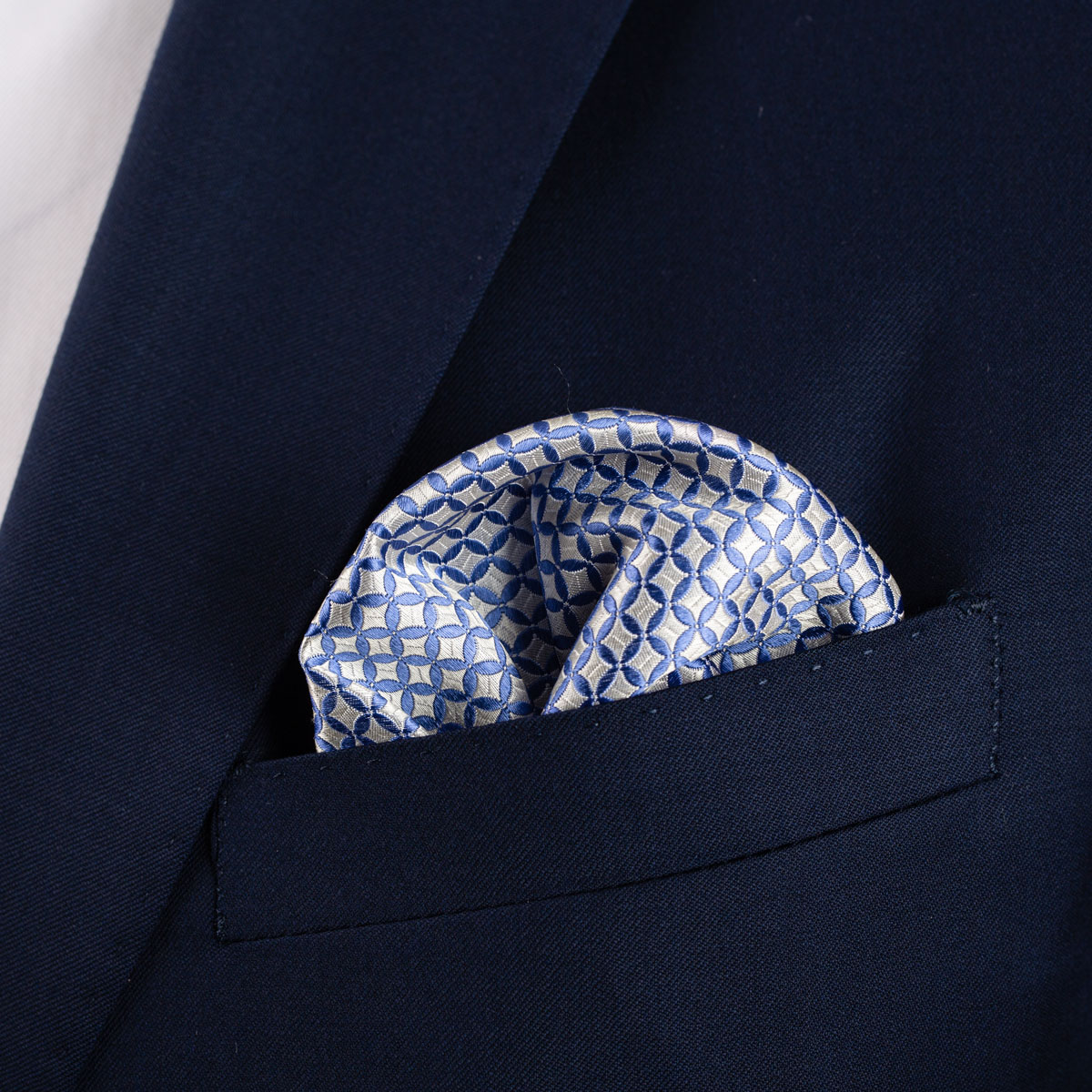 Einstecktuch mit geometrischem Muster in hellblau grau in Brusttasche
