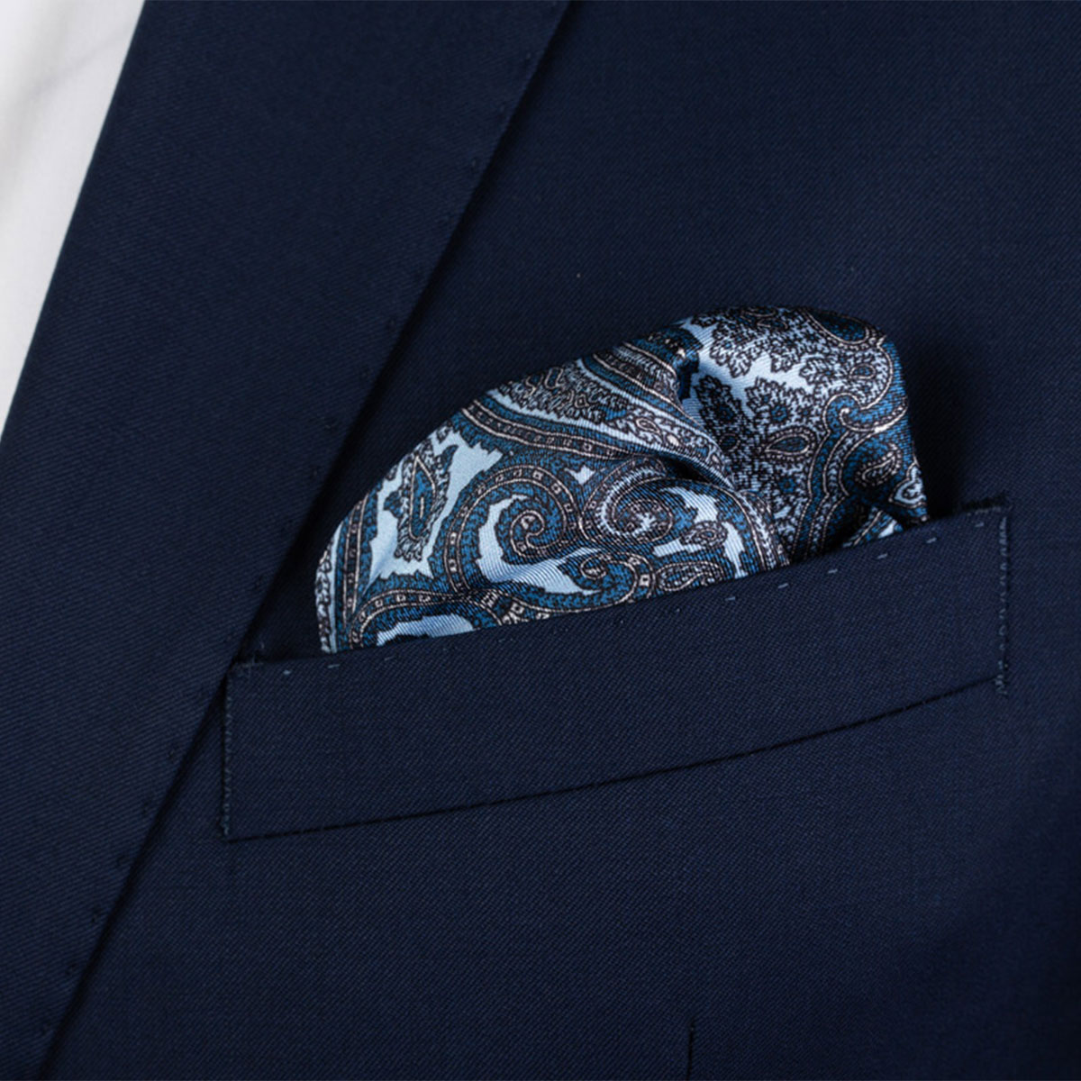 Einstecktuch aus Seidentwill mit Paisley-Muster in blau-braun in Brusttasche