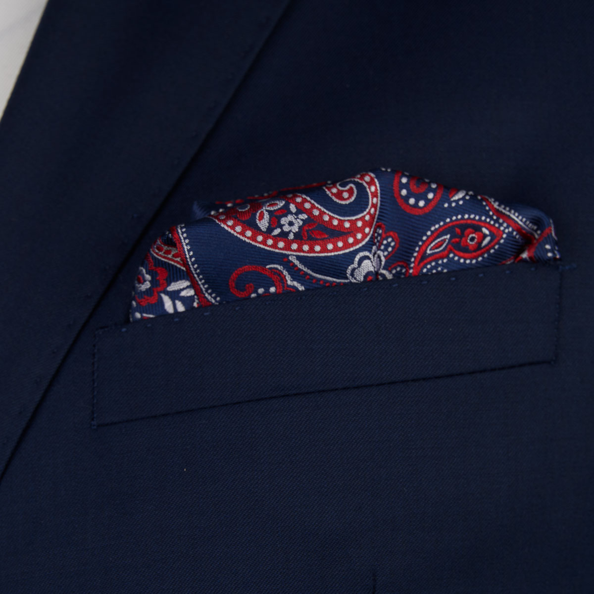 Einstecktuch aus reiner Seide in Blau mit Paisley-Muster in Rot Einstecktuch aus reiner Seide in Blau mit Paisley-Muster in Rot
