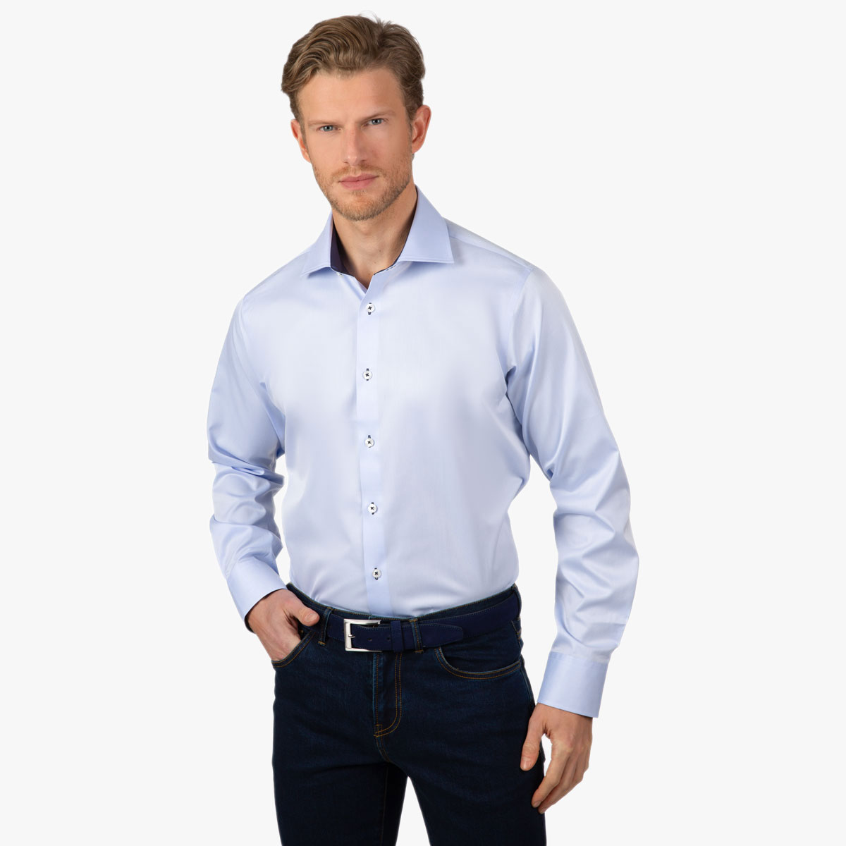 Hellblaues Slim Fit Hemd mit dunkelblauen Details