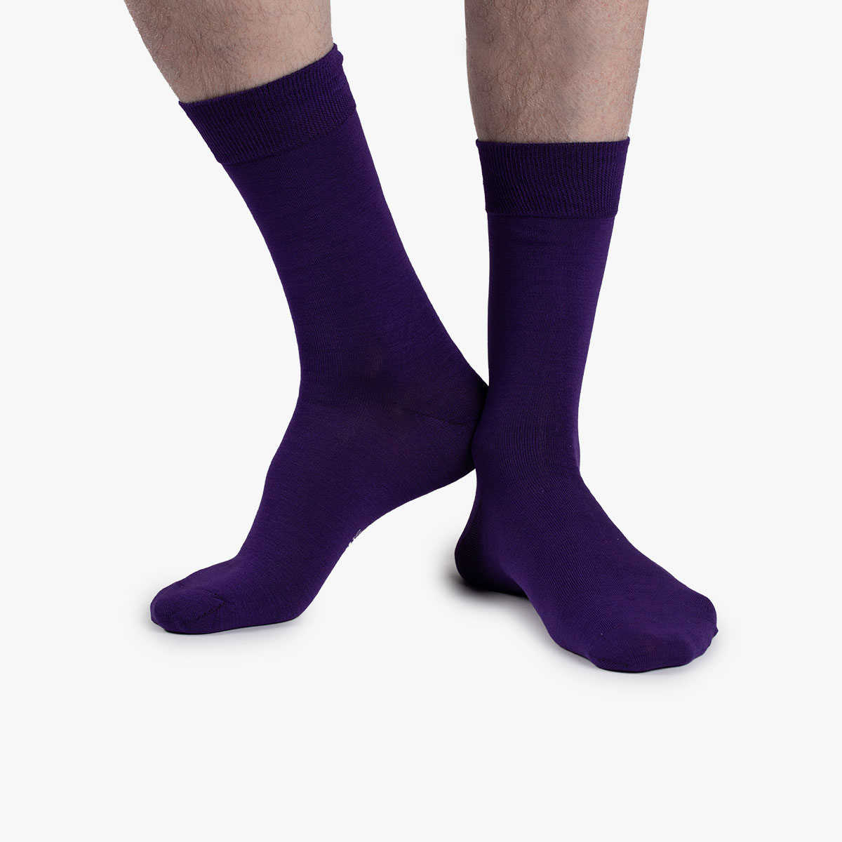 Socken in lila aus der Sockenbox am Fuß