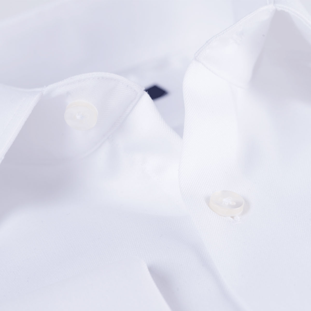 Schlichtes weißes Hemd mit vielseitigem Kentkragen