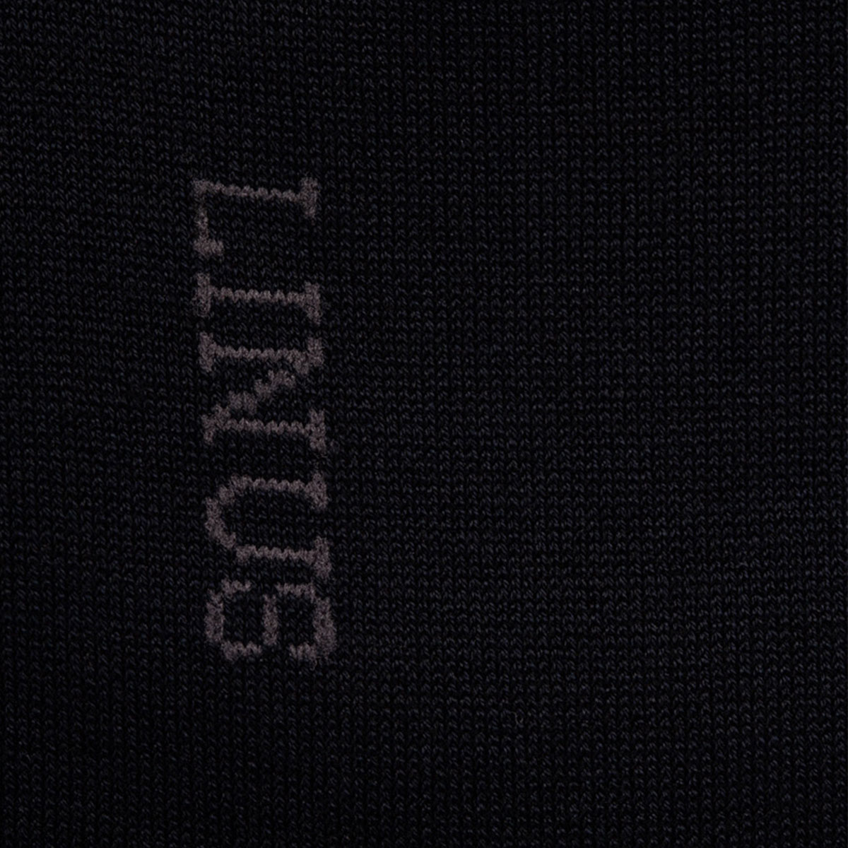 Closeup vom Einzelpaar Socken in dunkelbla mit Logo 