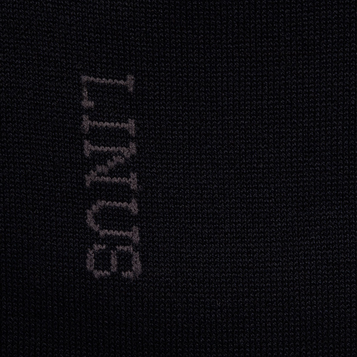 Closeup Einzelpaar Socken dunkelblau Logo Closeup vom Einzelpaar Socken in dunkelbla mit Logo