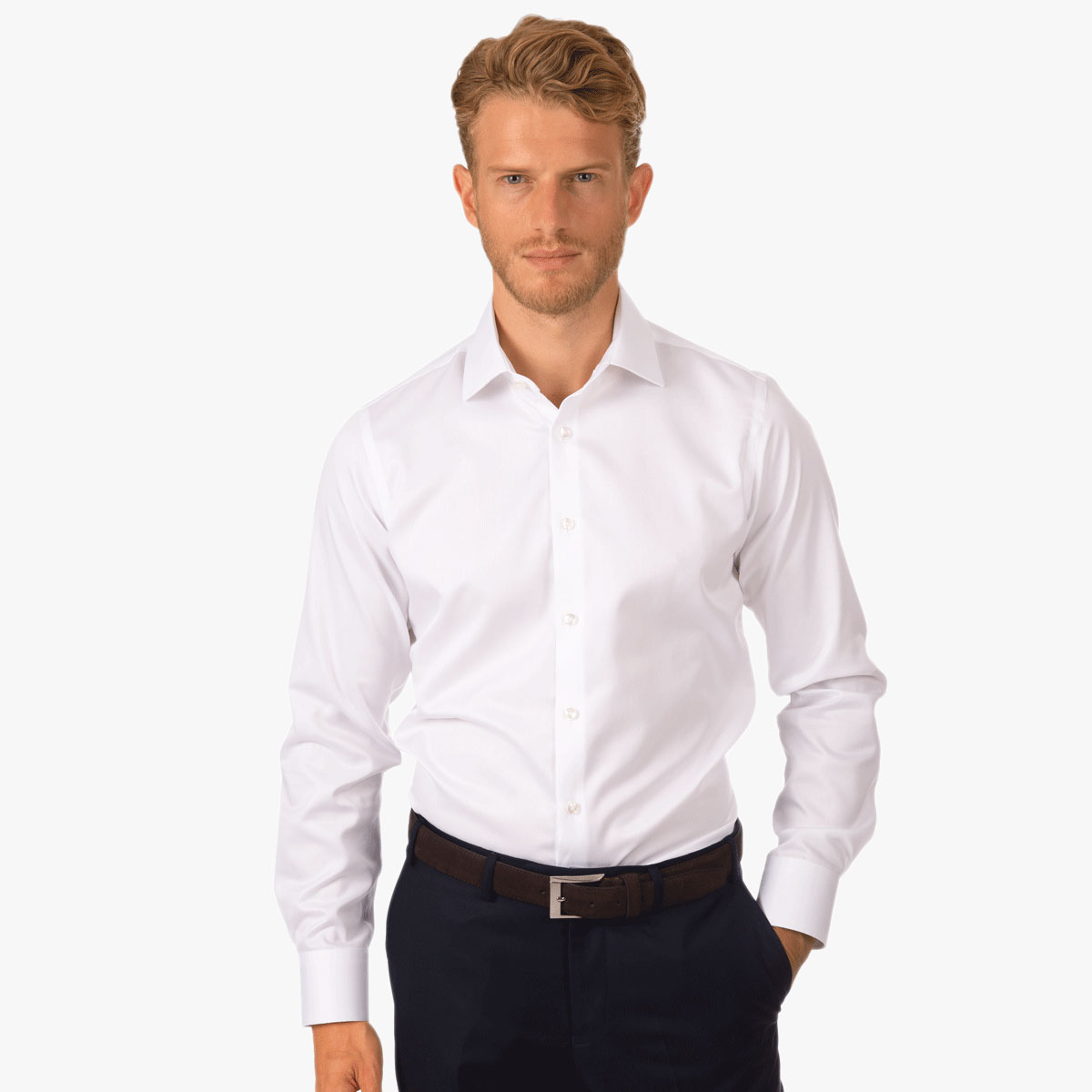 Slim Fit Hemd in weiß mit längerem Arm und Rumpf