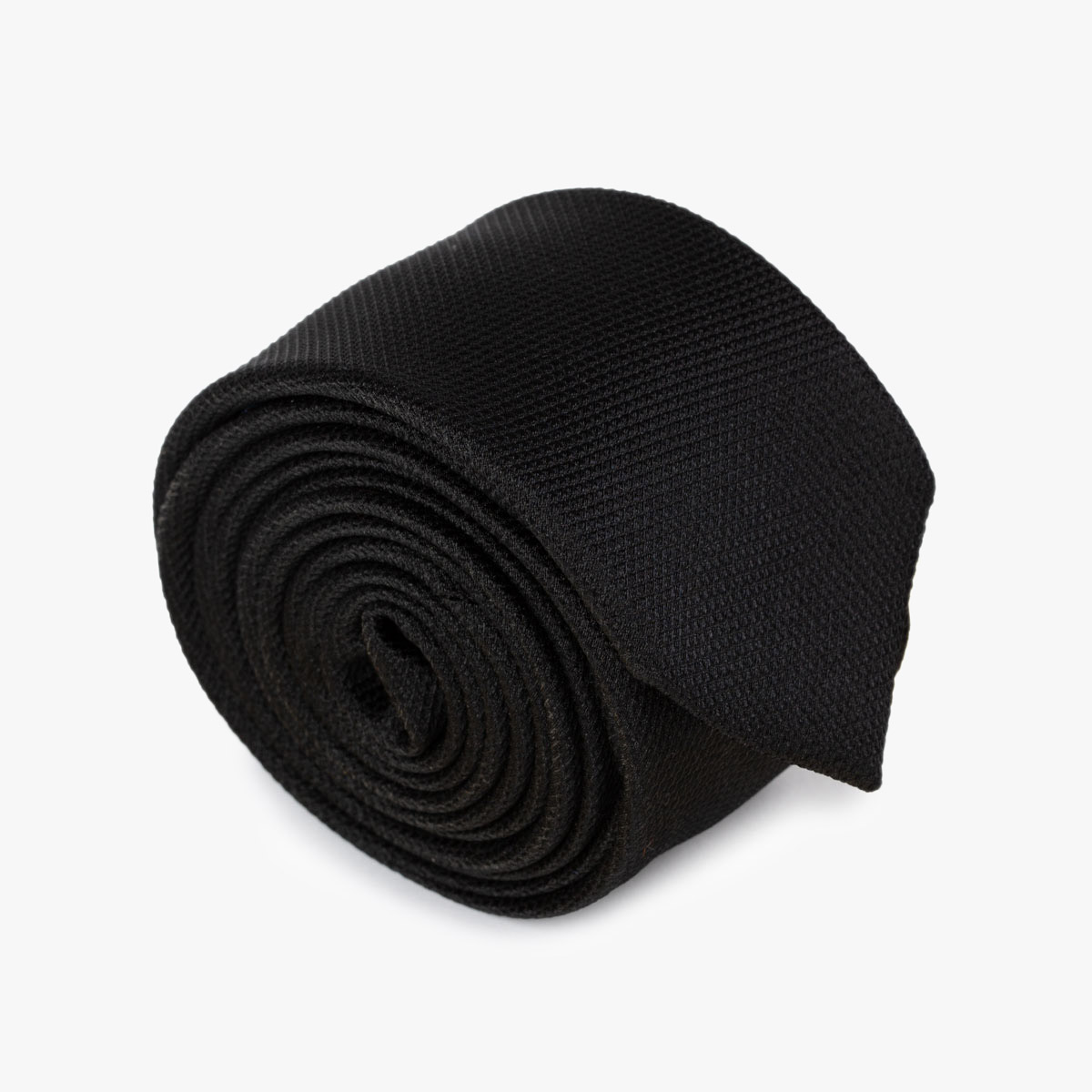 Aufgerollte, schmale Krawatte mit feiner Struktur in uni schwarz