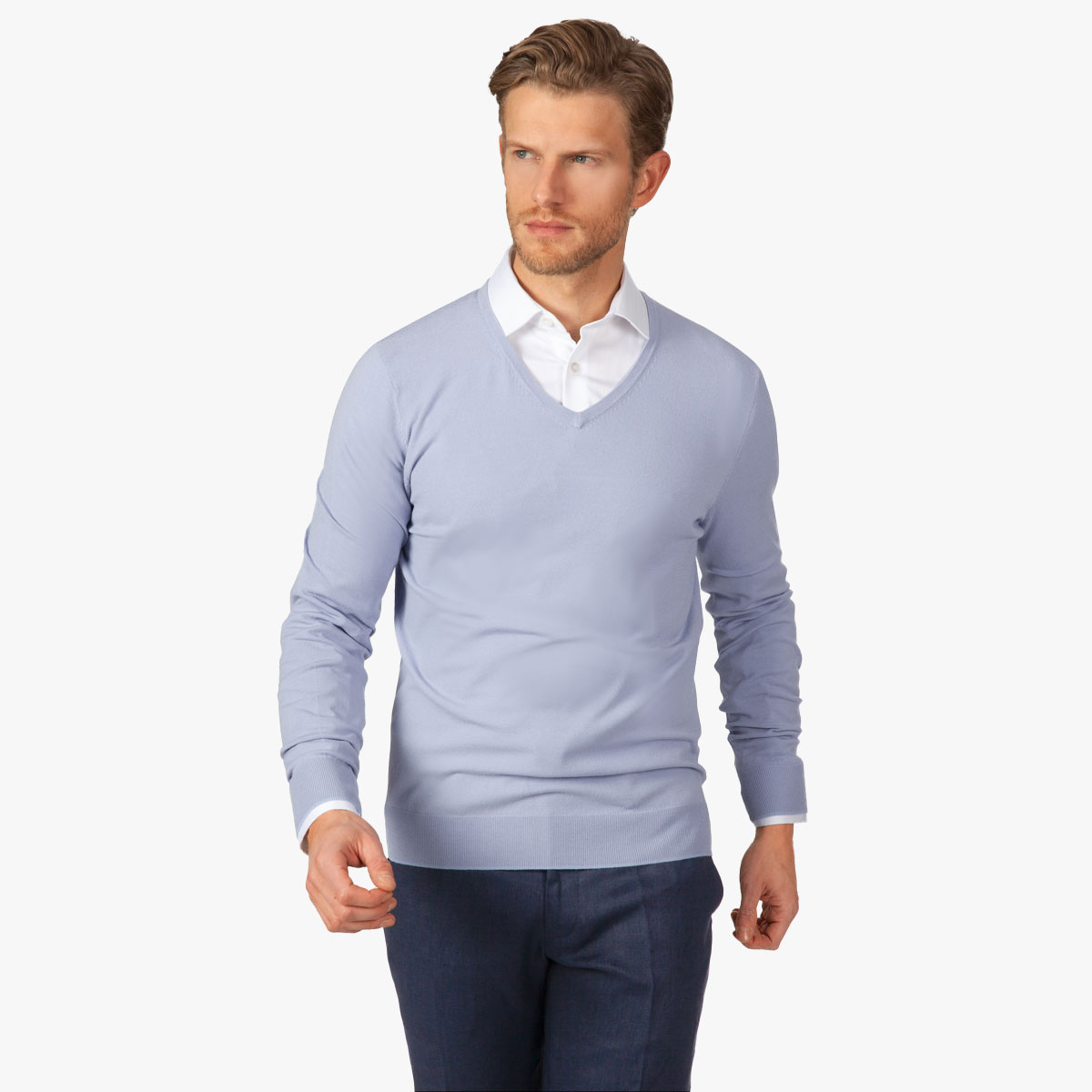 Hellblauer Pullover mit V-Ausschnitt Pullover mit V-Ausschnitt in hellblau